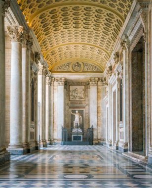 Roma'da Aziz John Lateran Bazilikası girişinde Nef. Ekim-15-2017