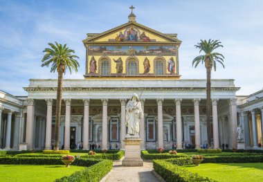 Roma, İtalya'da duvarların dışında Saint Paul Bazilikası ana cephe. Ekim-24-2017