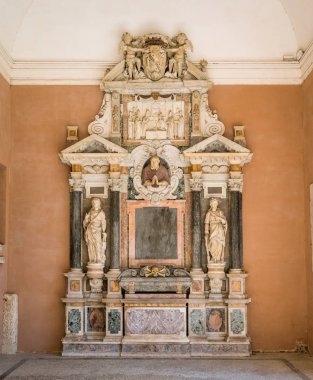 Kardinal Paolo Emilio Sfondrati'nin mezar anıtı, Santa Cecilia Bazilikası Trastevere, Roma, İtalya. Ağustos-11-2018