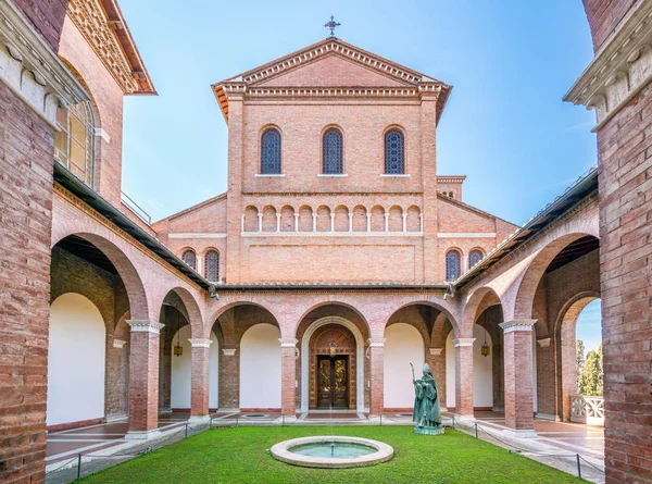 Roma'daki Aventine Tepesi'ndeki Saint Anselmo Kilisesi, İtalya. Mart-23-2019