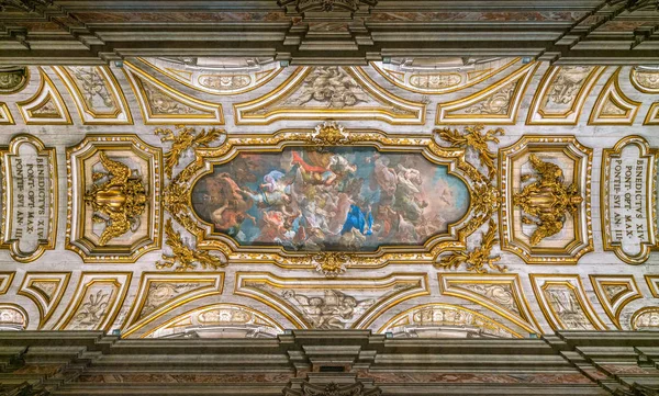 拱顶与壁画 我们的夫人呈现圣赫勒拿和君士坦丁三位一体 由科拉多贾昆托 在格拉萨莱姆的圣克罗斯大教堂 意大利罗马 2018年12月30日 — 图库照片