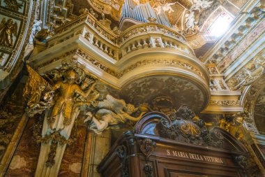 Roma'da Santa Maria della Vittoria Kilisesi inanılmaz süslemeleri, İtalya. 12-Aralık 2017