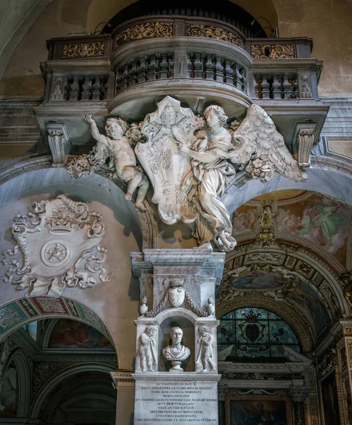 ローマ イタリアのサンタ マリア ポポロ大聖堂で 教皇アレクサンダーViiのエンブレムをサポートする天使 2018年4月15日 — ストック写真