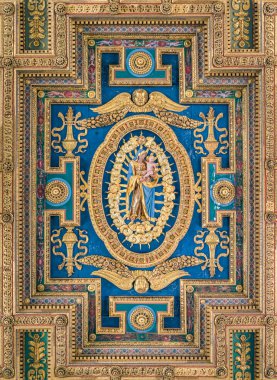 Ara Coeli Santa Maria Bazilikası tavanında Virgin ve Çocuk ahşap amblem, Roma, İtalya. Nisan-18-2018