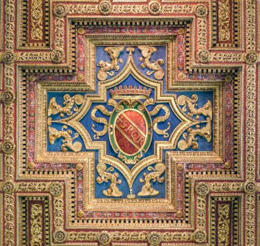 Ara Coeli Santa Maria Bazilikası tavanında Spqr kalkan, Roma, İtalya. Nisan-18-2018