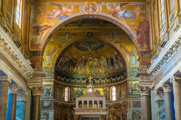 意大利罗马特拉斯特韦勒圣玛丽亚大教堂的内部 2018年1月20日 — 图库照片