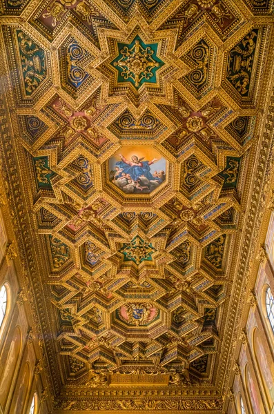 イタリア ローマのトラステヴェレにあるサンタ マリア大聖堂の素晴らしい天井 2018年1月20日 — ストック写真