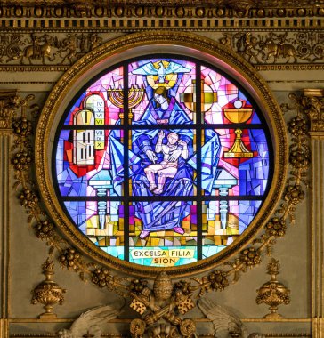Roma'daki Santa Maria Maggiore Bazilikası'nın gül penceresi, İtalya. Nisan-07-2018