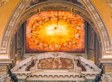 Roma'da Santa Maria Maggiore Bazilikası vaftizhanesinde süslü pencere, İtalya. Nisan-07-2019