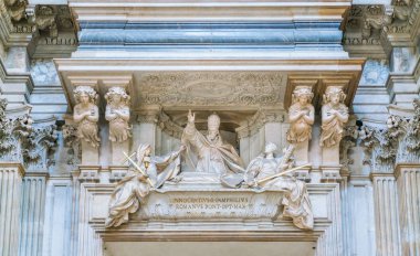 Roma'da Sant'Agnese Kilisesi Maini tarafından Masum X Mezarı, İtalya. Nisan-14-04-2018