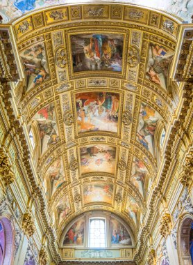 Sant'Andrea della Valle Bazilikası'ndaki ana nefenin tavanı Roma, İtalya.