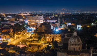 Kolezyum ve Forum ile Roma'da Amazing gece panoraması.