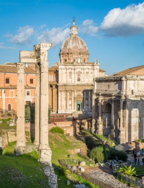 Azizler Luca ve Martina Kilisesi ile Roma forumu.