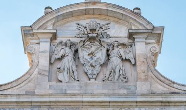 Papa Paulus V Borghese arması Roma'daki Acqua Paola Çeşmesi üzerinde, İtalya.