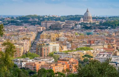 Saint Peters Bazilikası ile Roma'daki Zodiaco Teras'tan panoramik manzara. Roma, İtalya.