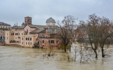 Tiberina Adası yakınlarındaki Tiber seli, Roma, İtalya.