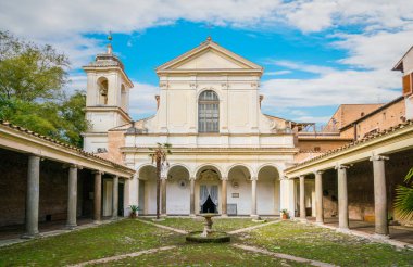 Roma'da San Clemente al Laterano Bazilikası avlusu, İtalya. Kasım-21-2017