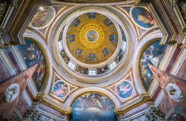 Güzel Cappella Chigi Raffaello tarafından tasarlanan, Roma Santa Maria del Popolo Bazilikası, İtalya. Nisan-15-2018