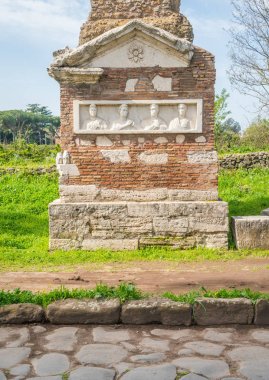 Roma'da antik Appian Way (Appia Antica) boyunca Roma kalıntıları.