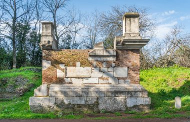 Roma'da antik Appian Way (Appia Antica) boyunca Roma kalıntıları.