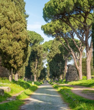 Antik Appian Way (Appia Antica) güneşli bir bahar sabahı, Roma'da.