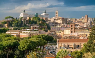 İtalya 'nın başkenti Roma' daki Aventine tepesinde Orange Garden 'dan (Giardino degli Aranci) panoramik manzara.