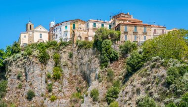 Arka planda deniz ile Agropoli panoramik görünümü. Cilento, Campania, Güney İtalya.