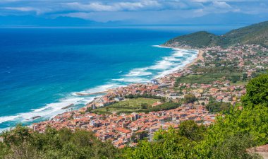 Castellabate cilento kıyı şeridinin panoramik görünümü. Campania, İtalya.