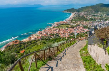 Castellabate cilento kıyı şeridinin panoramik görünümü. Campania, İtalya.
