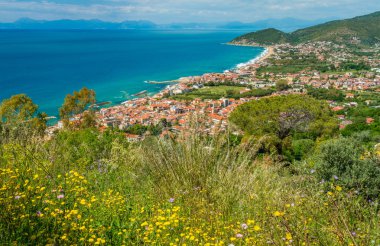 Castellabate cilento kıyı şeridinin panoramik görünümü. Campania, İtalya.