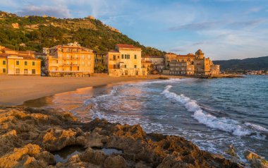 Gün batımında Santa Maria di Castellabate güzel köy, Cilento, Campania, güney İtalya.