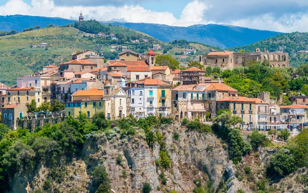 Arka planda deniz ile Agropoli panoramik görünümü. Cilento, Campania, Güney İtalya.