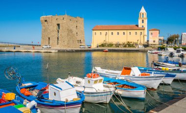Acciaroli limanında manzara sabah manzarası. Cilento, Campania, Güney İtalya.