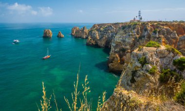 Ponta da Piedade, Lagos, Algarve, Portekiz 'de pitoresk altın kayalıkları ve zümrüt suyu