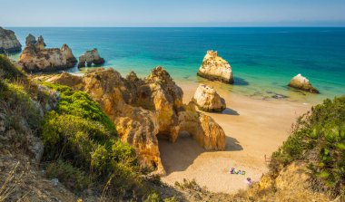 Alvor, Portimao, Algarve, Portugal yakınlarındaki pitoresk altın kayalıkları.