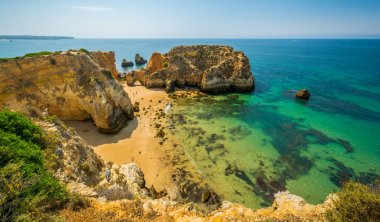 Alvor, Portimao, Algarve, Portugal yakınlarındaki pitoresk altın kayalıkları.