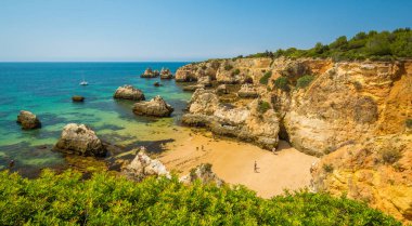 Alvor, Portimao, Algarve, Portugal yakınlarındaki pitoresk altın kayalıkları.
