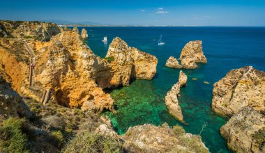 Ponta da Piedade, Lagos, Algarve, Portekiz 'de pitoresk altın kayalıkları ve zümrüt suyu
