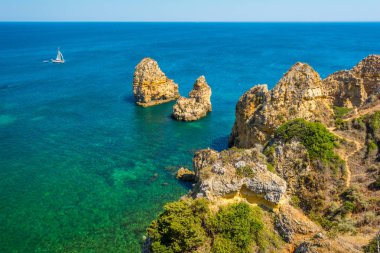 Ponta da Piedade, Lagos, Algarve, Portekiz 'de pitoresk altın kayalıkları ve zümrüt suyu
