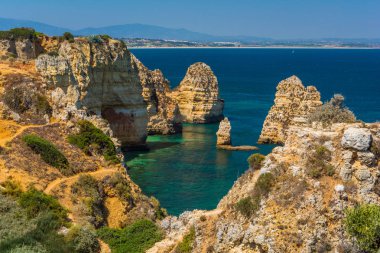 Ponta da Piedade, Lagos, Algarve, Portekiz 'de pitoresk altın kayalıkları ve zümrüt suyu