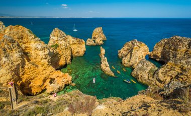 Ponta da Piedade, Lagos, Algarve, Portekiz 'de pitoresk altın kayalıkları ve zümrüt suyu