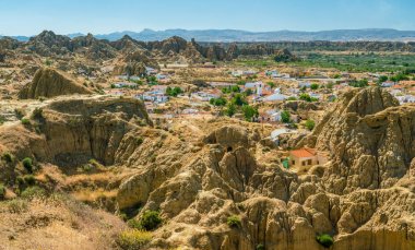 Guadix'te panoramik manzara, Sierra Nevada bölgesinde, Granada eyaleti, İspanya.