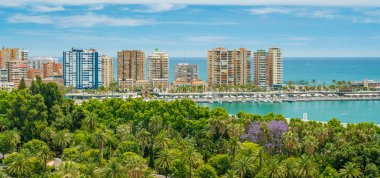 Gökdelenler ve deniz ile Malaga Panoramik güzel manzara. Costa del Sol, İspanya.