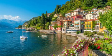 Güzel Varenna Rıhtımlar üzerinde bir güneşli yaz öğleden sonra Como Gölü, Lombardiya, İtalya.
