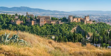 Öğleden sonra güneşinde Granada'daki Alhambra Sarayı'nın panoramik manzarası. Endülüs, İspanya.