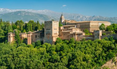 Mirador San Nicolas'tan görüldüğü gibi Granada'daki Alhambra Sarayı'nın panoramik görüntüsü. Endülüs, İspanya.