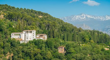 Mirador San Nicolas'tan görülen Granada'daki Generalife Sarayı'nın panoramik görüntüsü. Endülüs, İspanya.