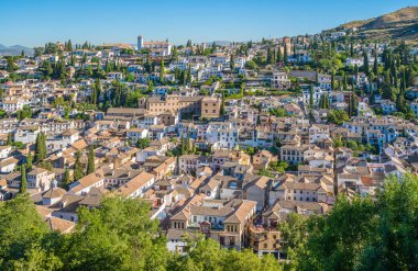Alhambra Sarayı'ndan görüldüğü gibi Granada pitoresk Albaicin ilçe. Endülüs, İspanya.