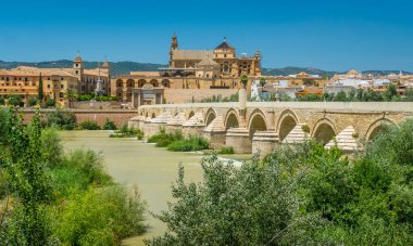 Guadalquivir Nehri üzerinde Roma Köprüsü ve Mezquita ile Cordoba Panoramik manzara. Endülüs, İspanya.