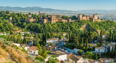 Alhambra Sarayı ve Granada Albaicin ilçepanoramik görüş. Endülüs, İspanya.